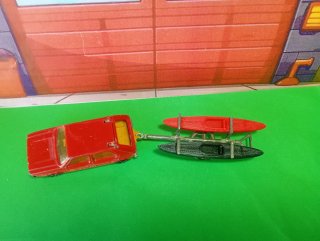 Volkswagen Golf y remolque con Kayaks Majorette
