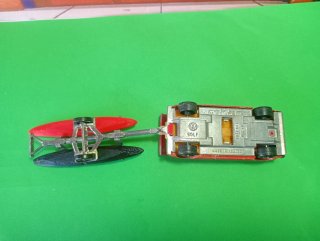 Volkswagen Golf y remolque con Kayaks Majorette
