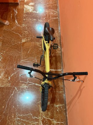 Bicicleta amarilla infantil