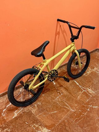 Bicicleta amarilla infantil