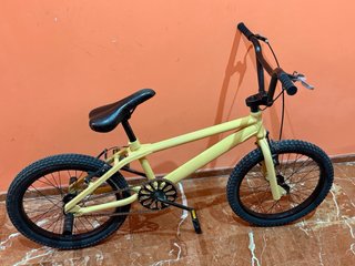 Bicicleta amarilla infantil