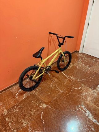 Bicicleta amarilla infantil