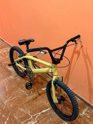 Bicicleta amarilla infantil