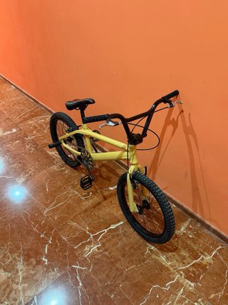 Bicicleta amarilla infantil