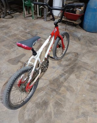Bicicleta amarilla infantil
