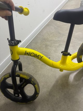Bicicleta de equilibrio Womy amarilla