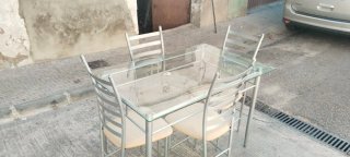 Mesa de cristal con 4 sillas
