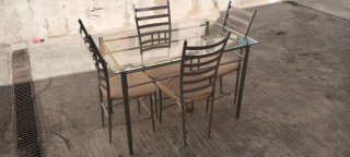 Mesa de cristal con 4 sillas