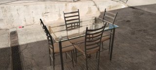 Mesa de cristal con 4 sillas