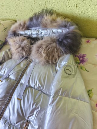 Plumífero plateado talla M con capucha Alpinisa