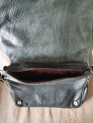 Bolso bandolera de piel negro.
