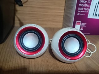 Altavoces Sveon blancos y rojos
