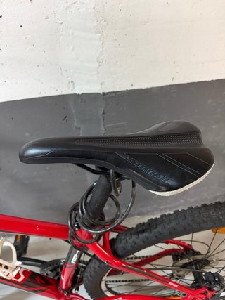 Bicicleta de montaña Specialized Rockhopper roja