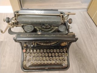 Máquina de escribir antigua Ideal