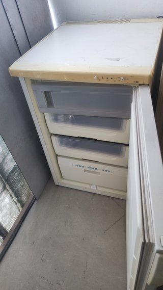 Congelador vertical estilo mini bar