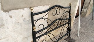 Cabezal de cama metálico negro y dorado