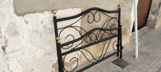 Cabezal de cama metálico negro y dorado