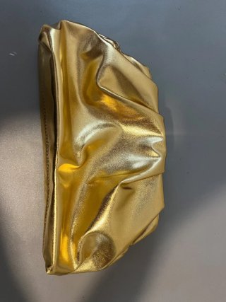 Bolso de mano dorado