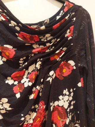 Blusa floral negra y roja