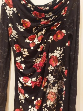 Blusa floral negra y roja