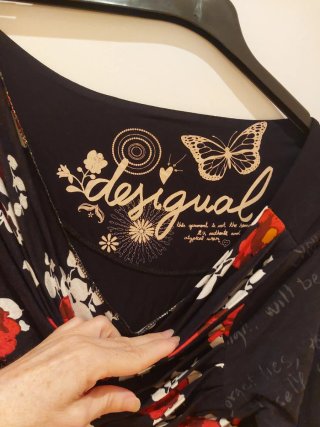 Blusa floral negra y roja