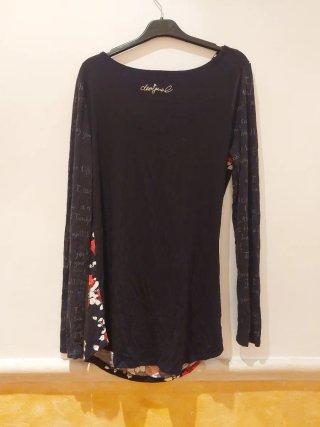 Blusa floral negra y roja