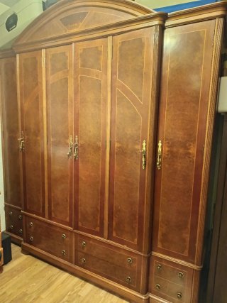 Armario de madera con 6 puertas y cajones