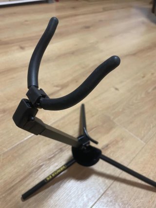 Hercules DS431B Stand Saxo Alt + Funda