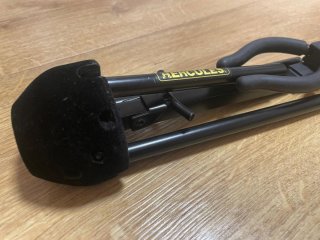 Hercules DS431B Stand Saxo Alt + Funda