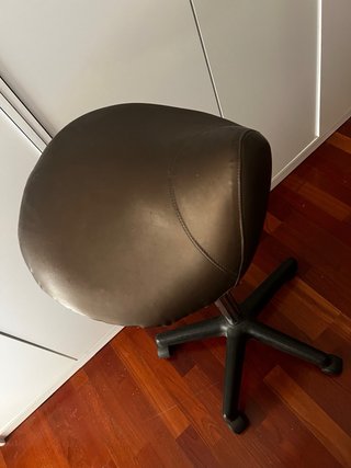 Sgabello girevole con base a rotelle