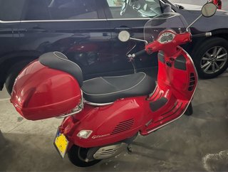 Vespa 300 GTS Super Roja