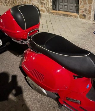 Vespa 300 GTS Super Roja