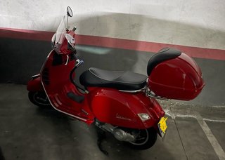 Vespa 300 GTS Super Roja