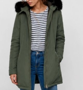 Abrigo verde Zara con capucha y pelo