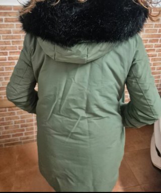 Abrigo verde Zara con capucha y pelo