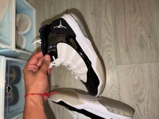 Zapatillas Jordan Negras y Blancas