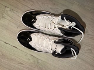 Zapatillas Jordan Negras y Blancas