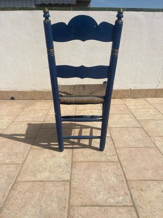 Mesa y 3 sillas de madera maciza estilo vintage
