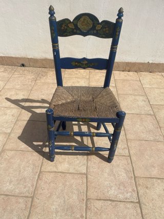 Mesa y 3 sillas de madera maciza estilo vintage
