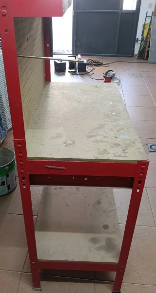 Banco de trabajo rojo con cajones