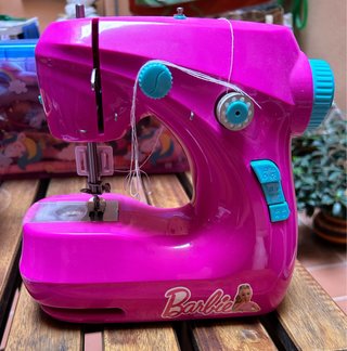 Máquina de coser Barbie rosa