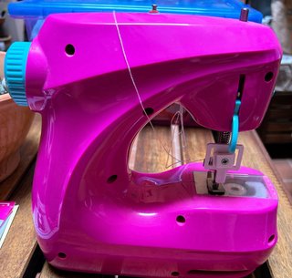 Máquina de coser Barbie rosa