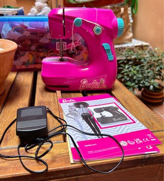 Máquina de coser Barbie rosa