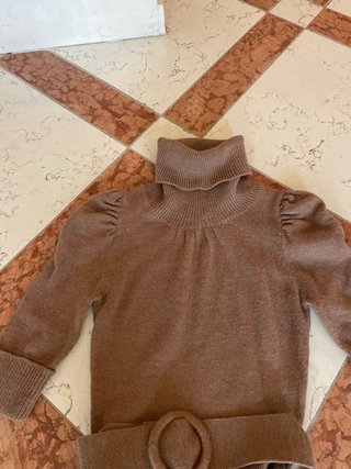 Vestito marrone collo alto con cintura