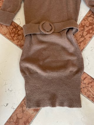 Vestito marrone collo alto con cintura
