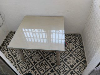 Mesa de comedor baja de cristal y madera
