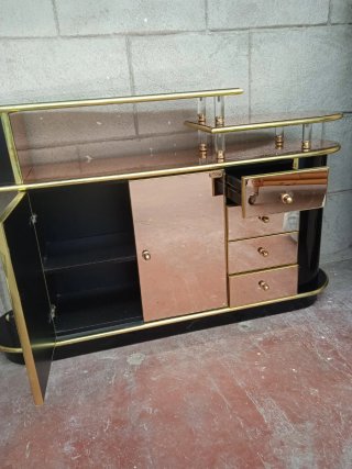 Mueble recibidor negro y dorado