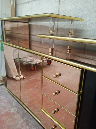 Mueble recibidor negro y dorado
