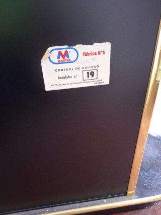 Mueble recibidor negro y dorado