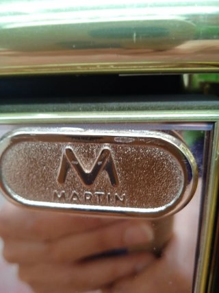 Mueble recibidor negro y dorado